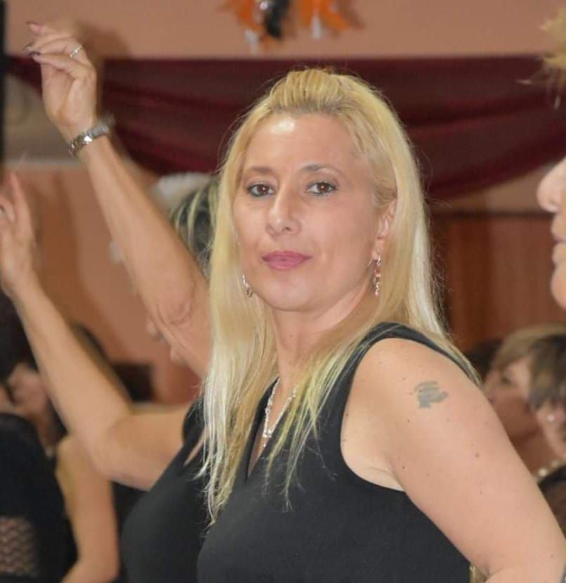 Silvia Di Vetta maestra di danza durante una lezione di balli di gruppo a Ladispoli