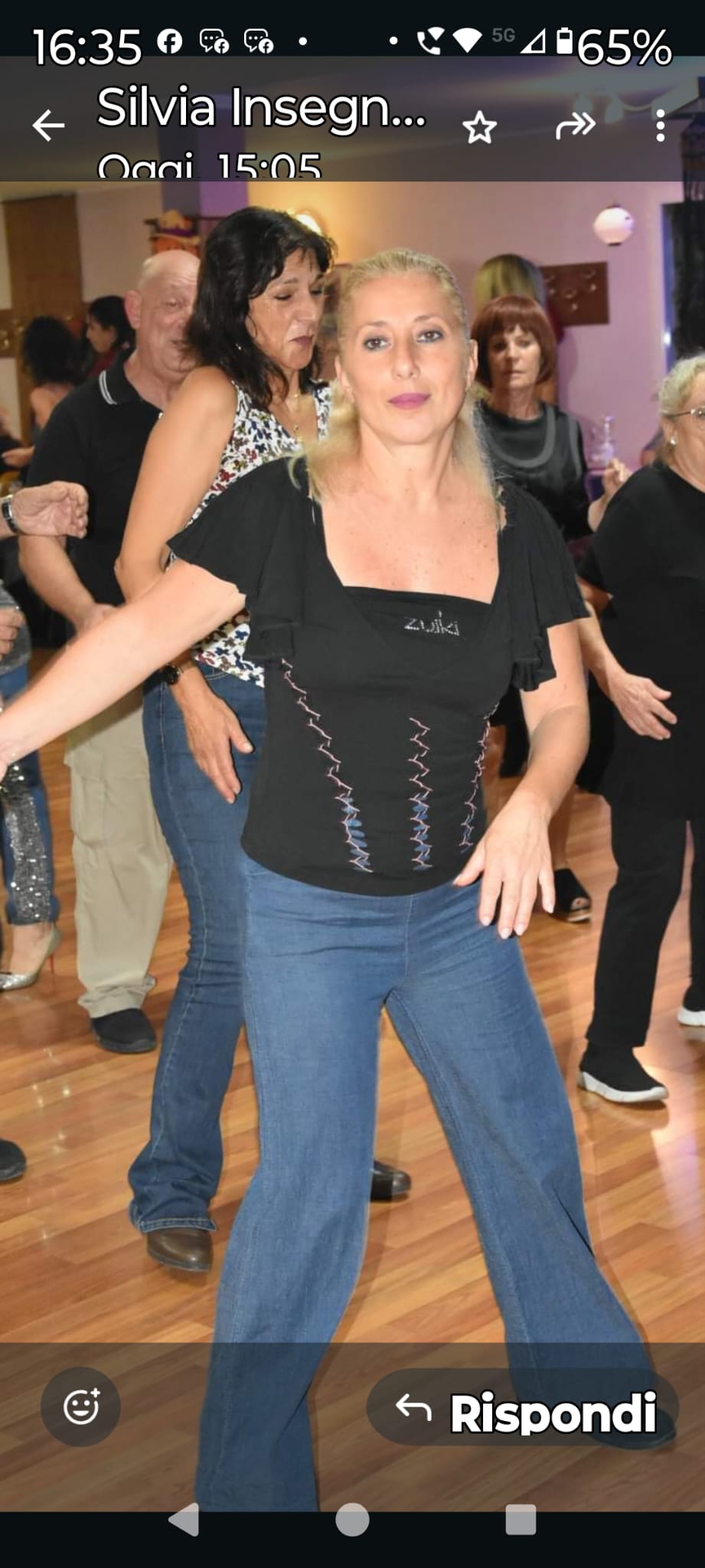 Allievi eseguono coreografie moderne nella scuola Dance Forever Ladispoli